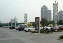 高亮屏廣告機選用超薄高亮屏?xí)心男┯绊懀? /></div>
											<dl>
												<dt>高亮屏廣告機選用超薄高亮屏?xí)心男┯绊懀?/dt>
												<dd>首先，為什么戶外高亮液晶屏需要做那么厚？簡言之，這是由戶外高亮液晶屏的特殊使用環(huán)境、整機的特殊性能決定的。</dd>
											</dl>
										</a>
									</li>
                                                                        <li>
										<a href=